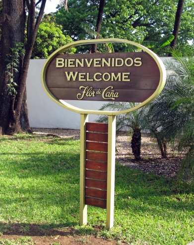 Schild am Eingang von Flor de Cañas