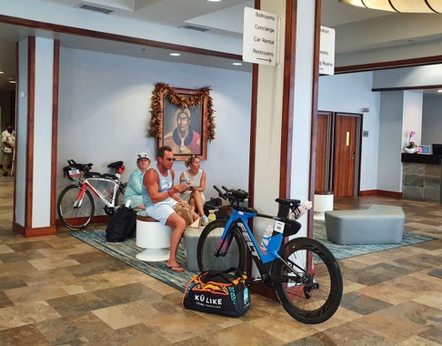 Ironman Teilnehmer in der Hotelhalle