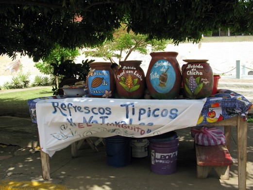Typische Getränke aus Nicaragua in Steinkrügen