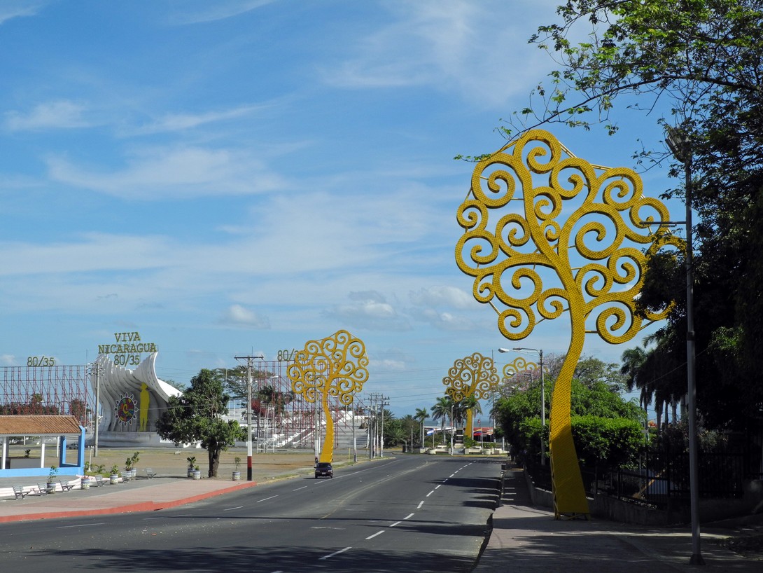 Der Prachtboulevard in Managua mit stilisierten Bäumen