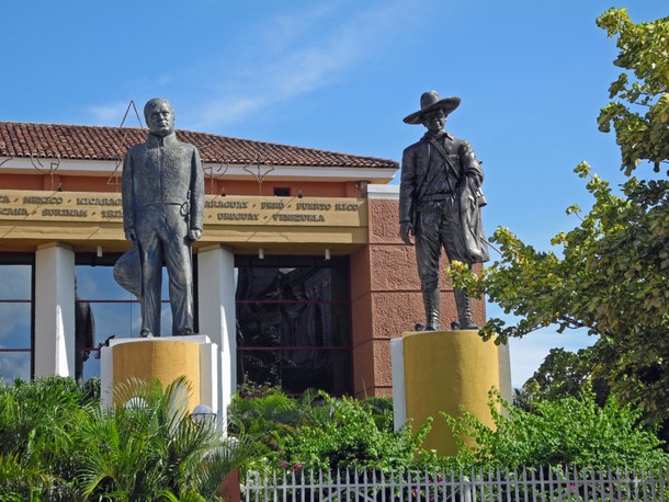 Denkmal von Rubén Dario und Sandino in Managua