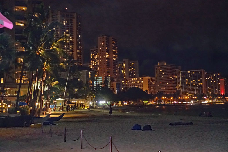 Waikiki bei Nacht Der Waikiki-Beach bei Nacht